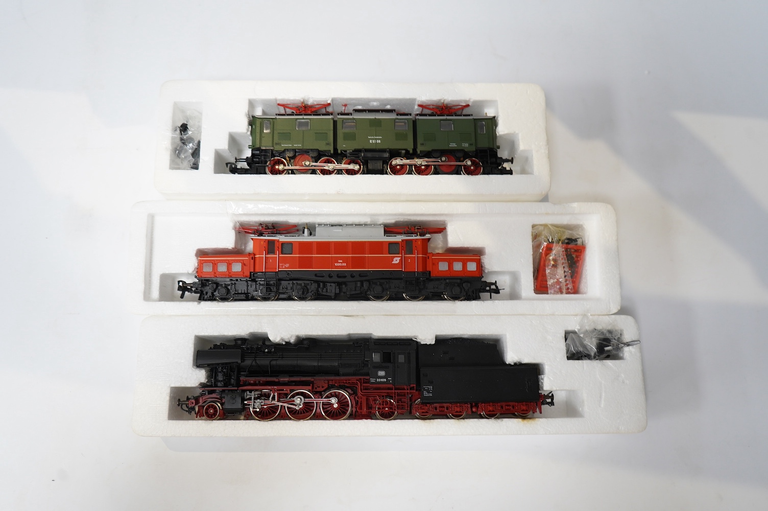 Three boxed RoCo HO gauge railway German locomotives; a DB 2-6-2 tender loco (04120A), a DB articulated pantograph electric loco (04139S), and a OBB Co-Co pantograph electric loco (04169B). Condition - good.